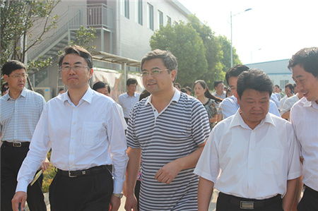 南陽市委書記穆為民蒞臨我公司視察指導工作